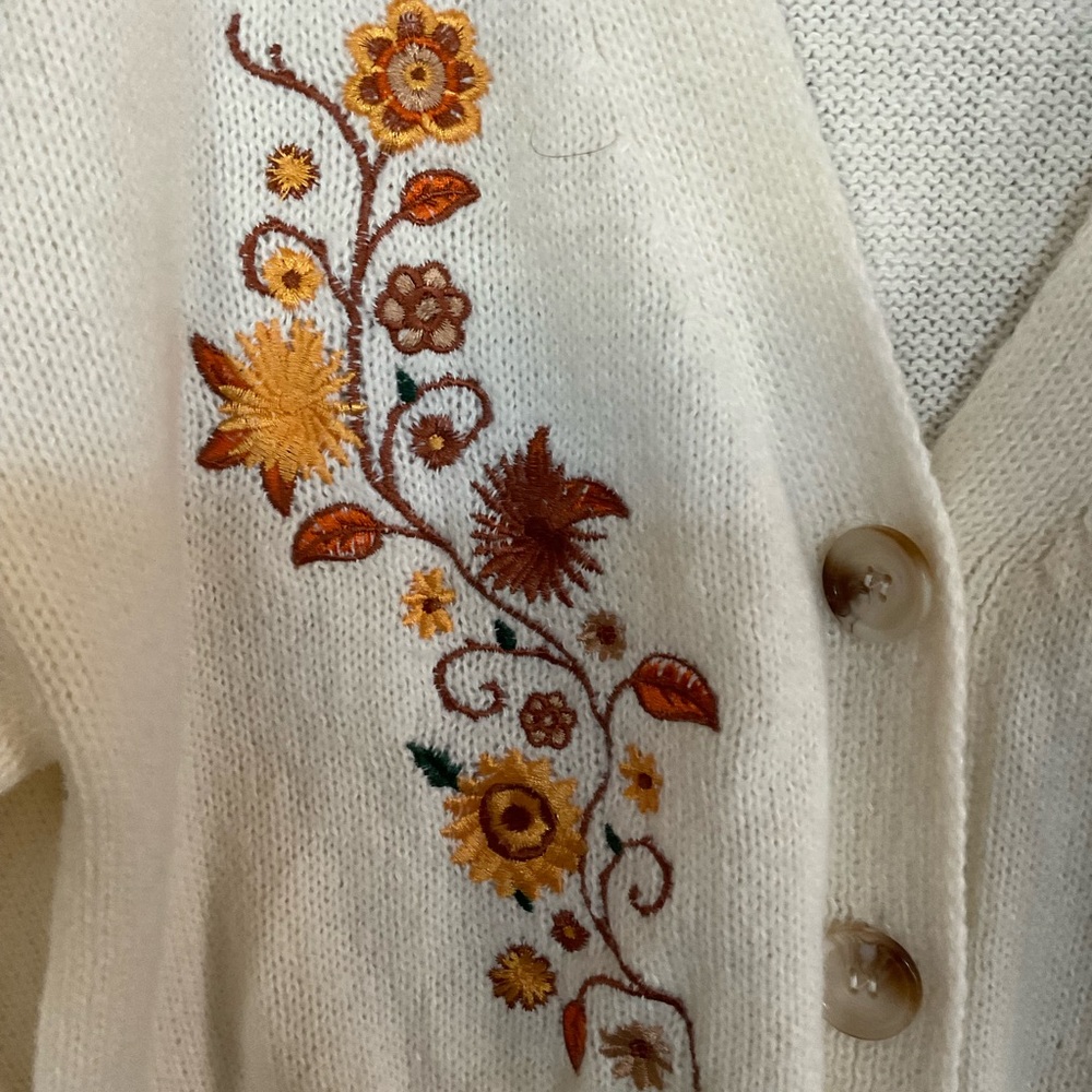 Romwe Embroidered Floral Cream Cardigan Sweater size L - Picture 5 of 9